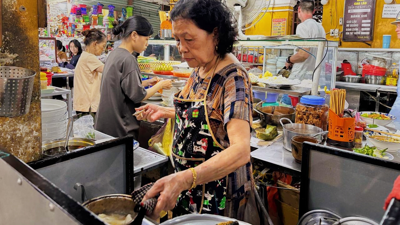 Hoi An Walking Food Tour: 12 Flavors of a Former Trade Port - Image 2